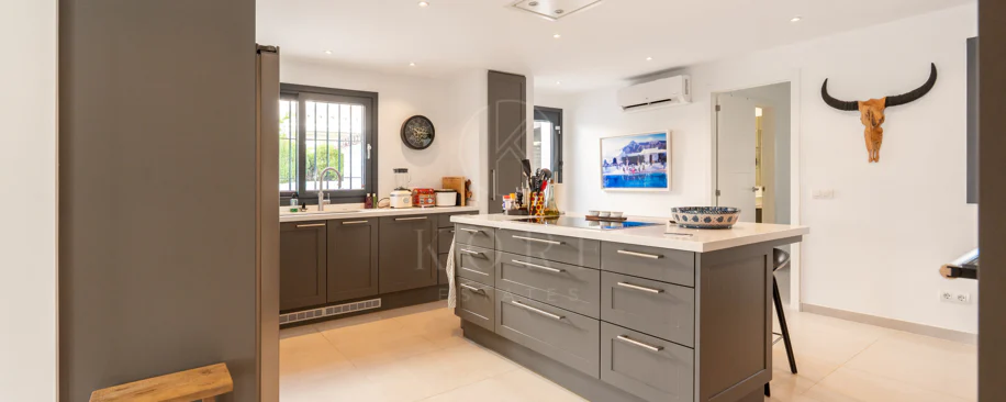 Villa en venta en Parcelas del Golf, Nueva Andalucia
