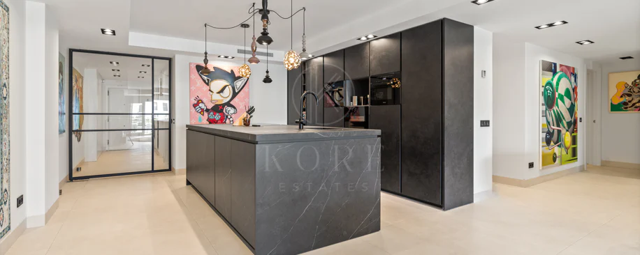 Impresionante Apartamento Totalmente Renovado de 4 Dormitorios en Playas del Duque – Puerto Banús