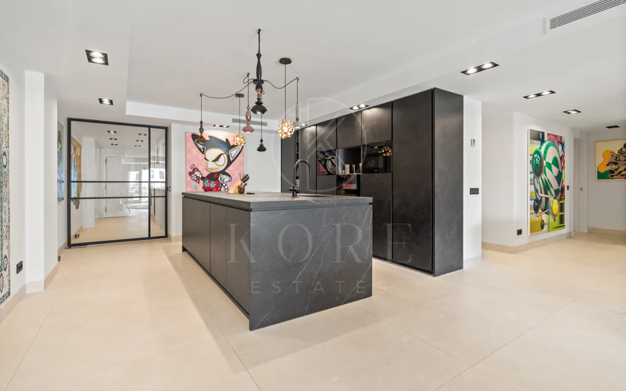 Impresionante Apartamento Totalmente Renovado de 4 Dormitorios en Playas del Duque – Puerto Banús