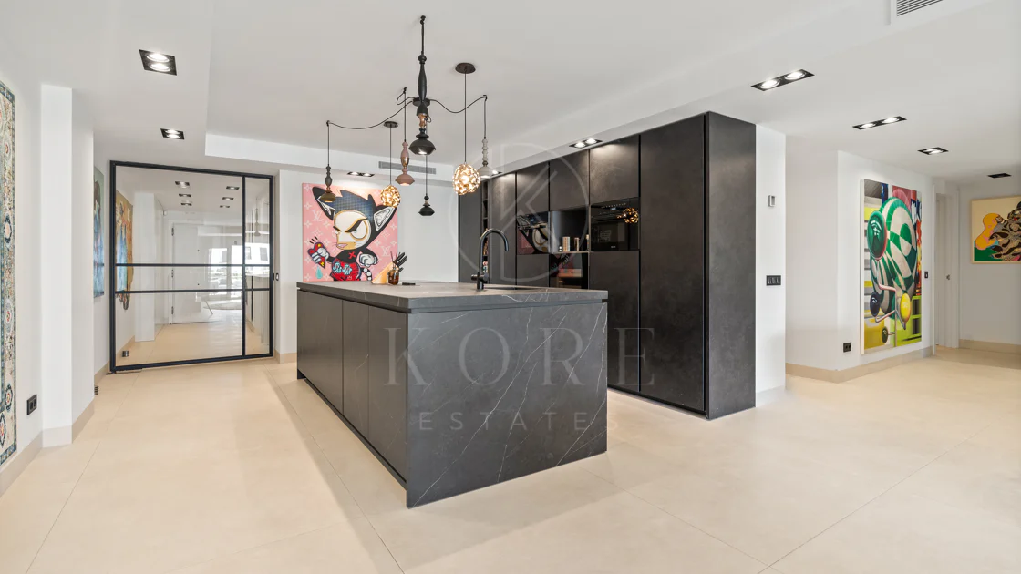 Impresionante Apartamento Totalmente Renovado de 4 Dormitorios en Playas del Duque – Puerto Banús