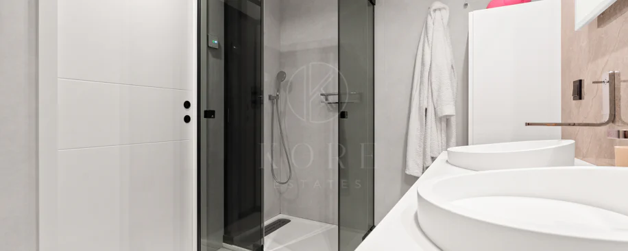 Impresionante Apartamento Totalmente Renovado de 4 Dormitorios en Playas del Duque – Puerto Banús