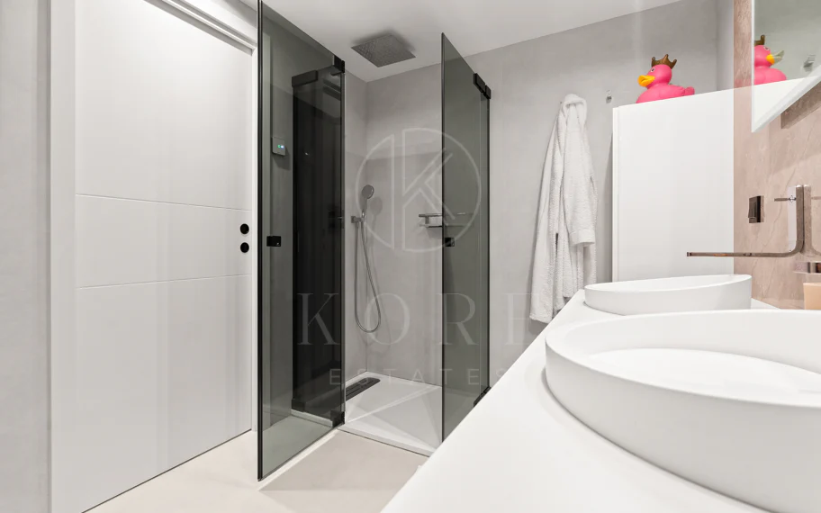 Impresionante Apartamento Totalmente Renovado de 4 Dormitorios en Playas del Duque – Puerto Banús