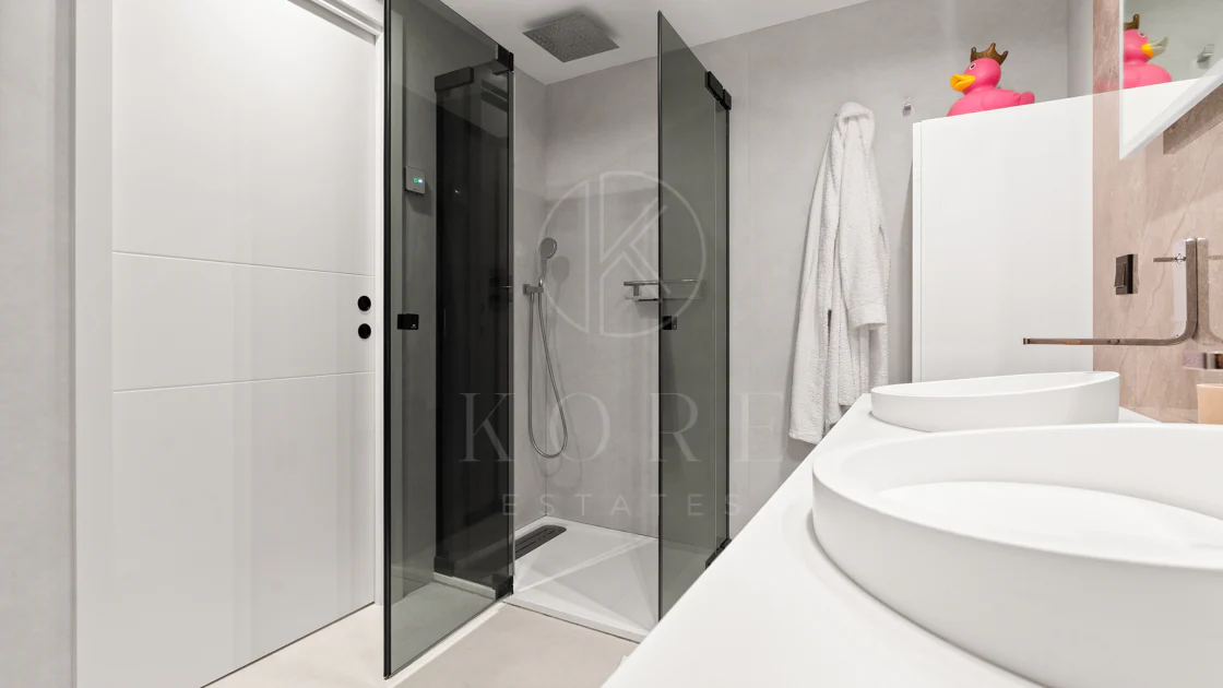 Impresionante Apartamento Totalmente Renovado de 4 Dormitorios en Playas del Duque – Puerto Banús