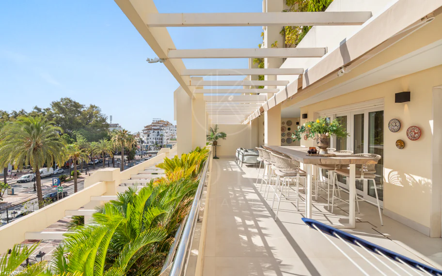 Impresionante Apartamento Totalmente Renovado de 4 Dormitorios en Playas del Duque – Puerto Banús