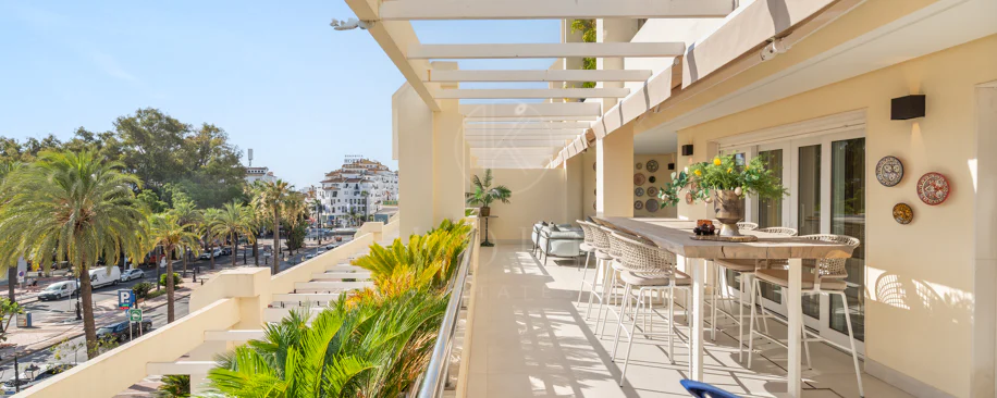 Impresionante Apartamento Totalmente Renovado de 4 Dormitorios en Playas del Duque – Puerto Banús