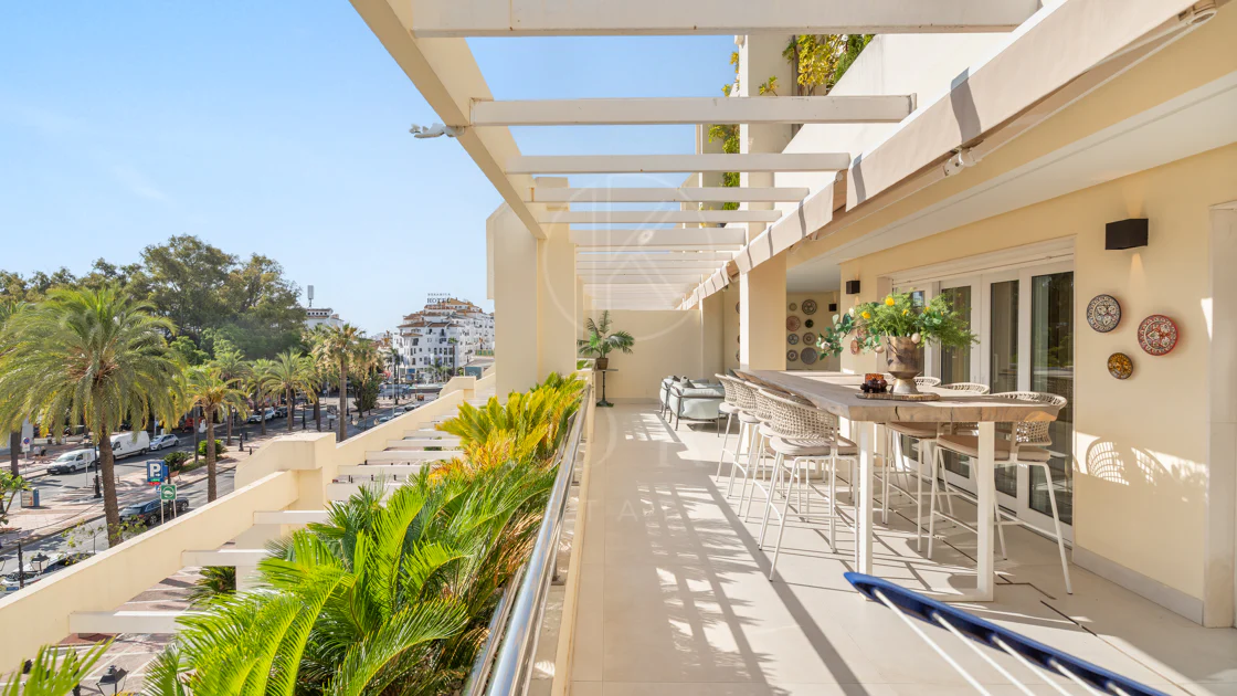 Impresionante Apartamento Totalmente Renovado de 4 Dormitorios en Playas del Duque – Puerto Banús