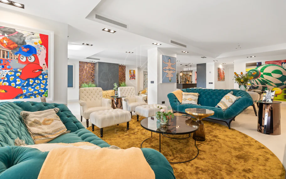 Impresionante Apartamento Totalmente Renovado de 4 Dormitorios en Playas del Duque – Puerto Banús