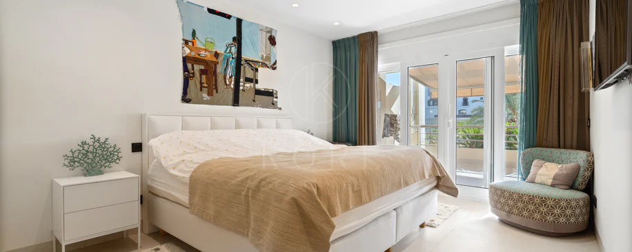 Impresionante Apartamento Totalmente Renovado de 4 Dormitorios en Playas del Duque – Puerto Banús