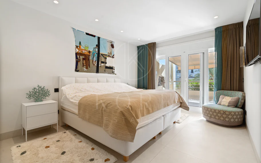 Impresionante Apartamento Totalmente Renovado de 4 Dormitorios en Playas del Duque – Puerto Banús