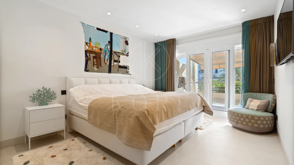 Impresionante Apartamento Totalmente Renovado de 4 Dormitorios en Playas del Duque – Puerto Banús