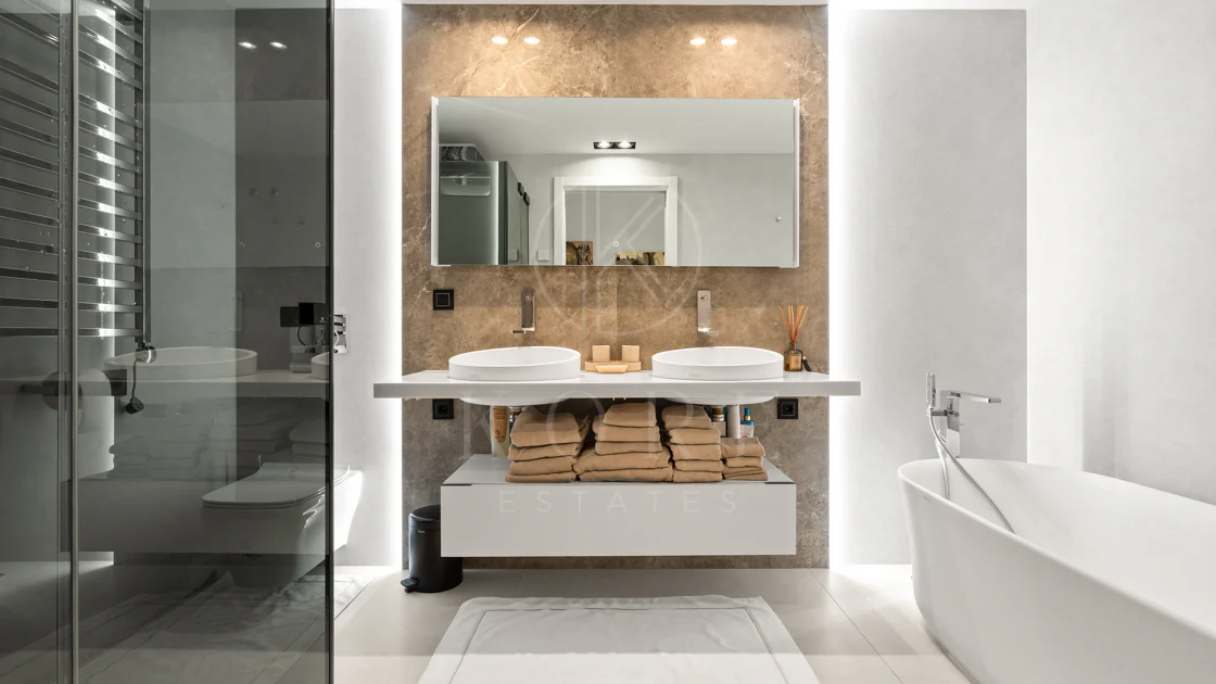 Impresionante Apartamento Totalmente Renovado de 4 Dormitorios en Playas del Duque – Puerto Banús