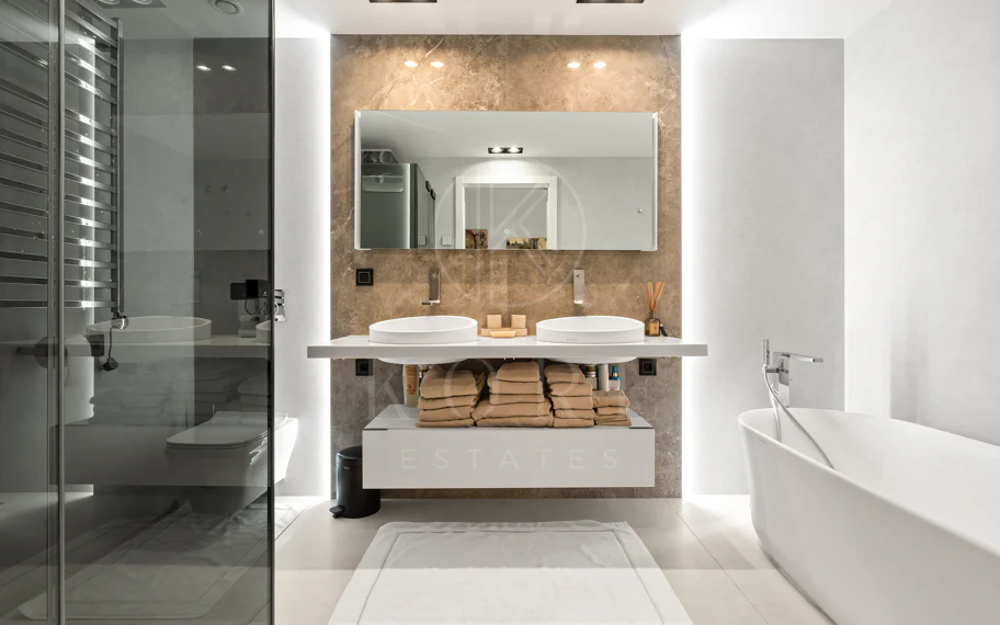 Impresionante Apartamento Totalmente Renovado de 4 Dormitorios en Playas del Duque – Puerto Banús