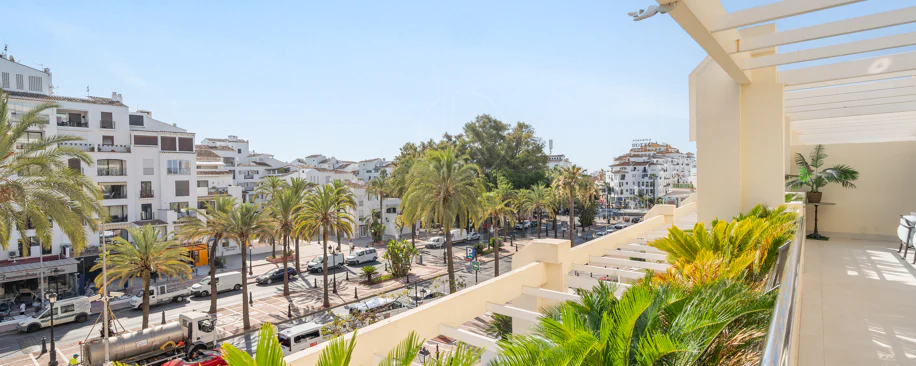 Impresionante Apartamento Totalmente Renovado de 4 Dormitorios en Playas del Duque – Puerto Banús