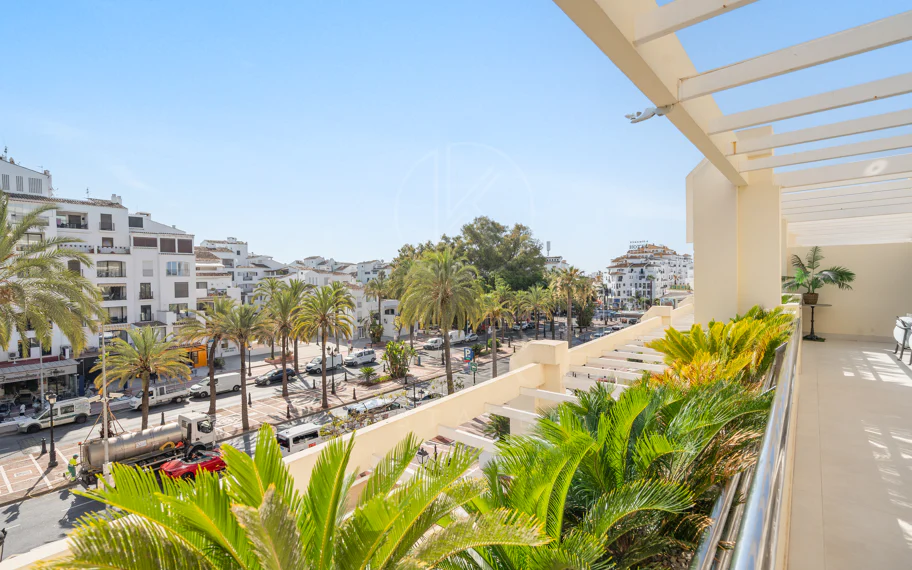 Impresionante Apartamento Totalmente Renovado de 4 Dormitorios en Playas del Duque – Puerto Banús