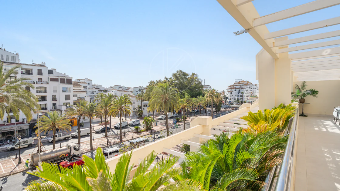 Impresionante Apartamento Totalmente Renovado de 4 Dormitorios en Playas del Duque – Puerto Banús