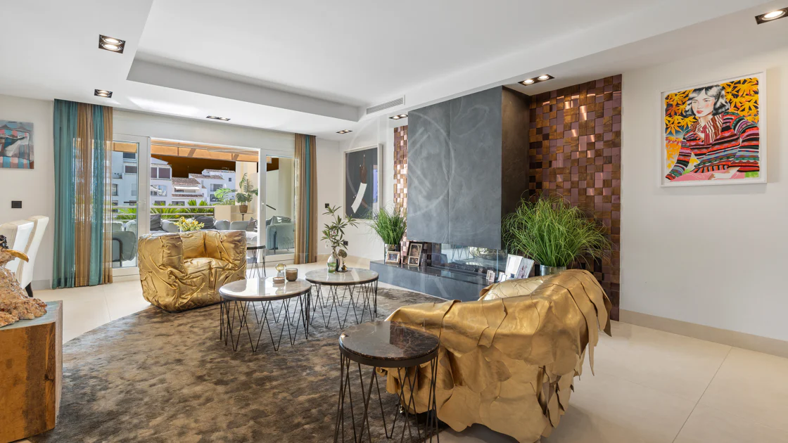 Impresionante Apartamento Totalmente Renovado de 4 Dormitorios en Playas del Duque – Puerto Banús