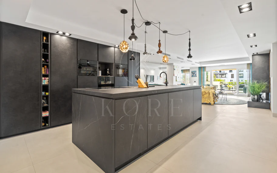 Impresionante Apartamento Totalmente Renovado de 4 Dormitorios en Playas del Duque – Puerto Banús