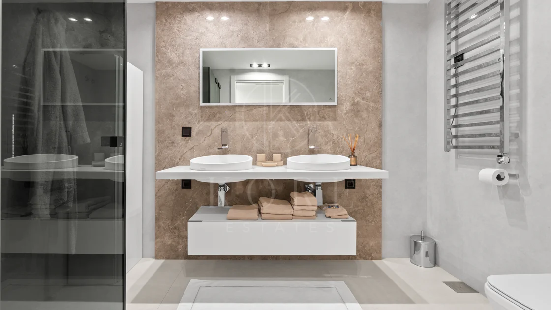 Impresionante Apartamento Totalmente Renovado de 4 Dormitorios en Playas del Duque – Puerto Banús