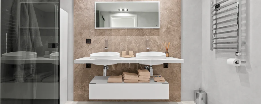 Impresionante Apartamento Totalmente Renovado de 4 Dormitorios en Playas del Duque – Puerto Banús