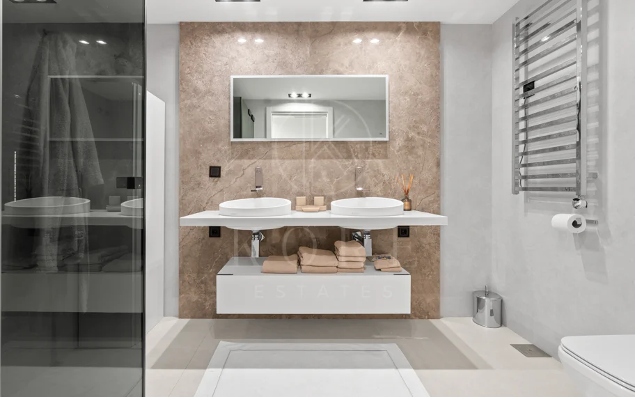 Impresionante Apartamento Totalmente Renovado de 4 Dormitorios en Playas del Duque – Puerto Banús
