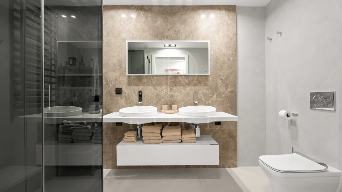 Impresionante Apartamento Totalmente Renovado de 4 Dormitorios en Playas del Duque – Puerto Banús