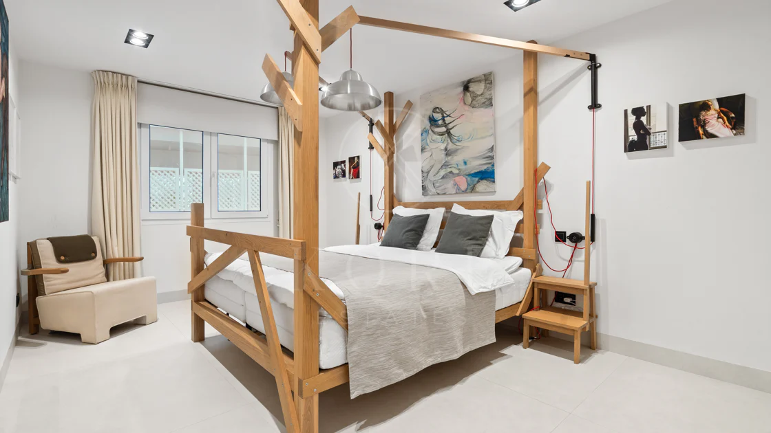 Impresionante Apartamento Totalmente Renovado de 4 Dormitorios en Playas del Duque – Puerto Banús