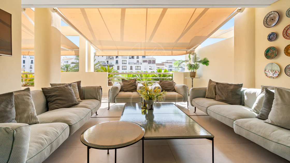 Impresionante Apartamento Totalmente Renovado de 4 Dormitorios en Playas del Duque – Puerto Banús