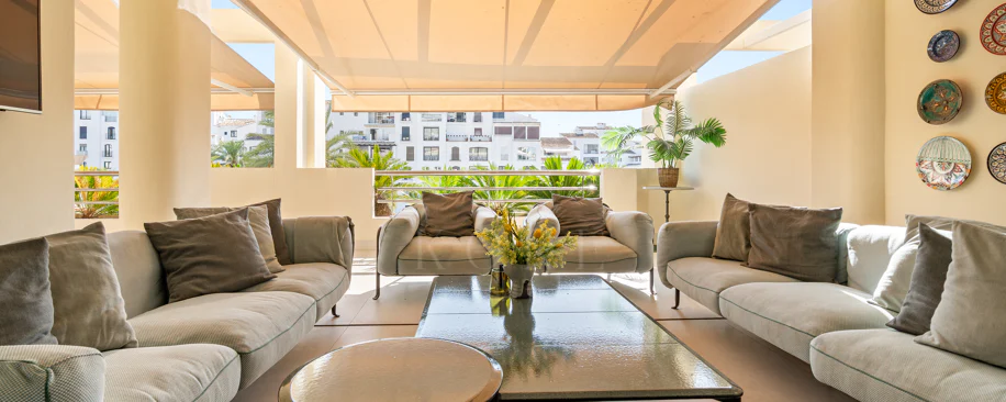 Impresionante Apartamento Totalmente Renovado de 4 Dormitorios en Playas del Duque – Puerto Banús