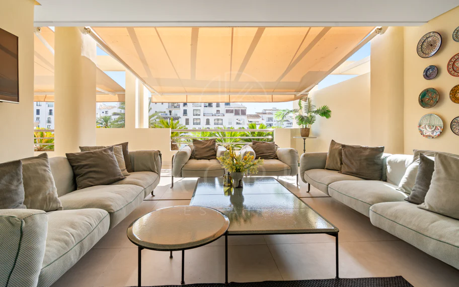 Impresionante Apartamento Totalmente Renovado de 4 Dormitorios en Playas del Duque – Puerto Banús