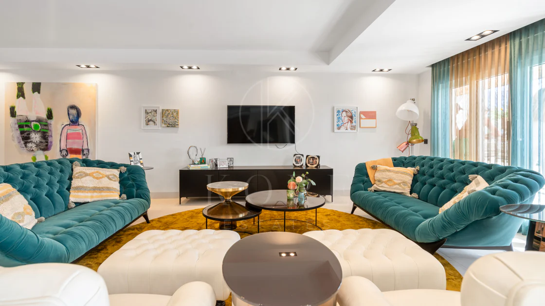 Impresionante Apartamento Totalmente Renovado de 4 Dormitorios en Playas del Duque – Puerto Banús