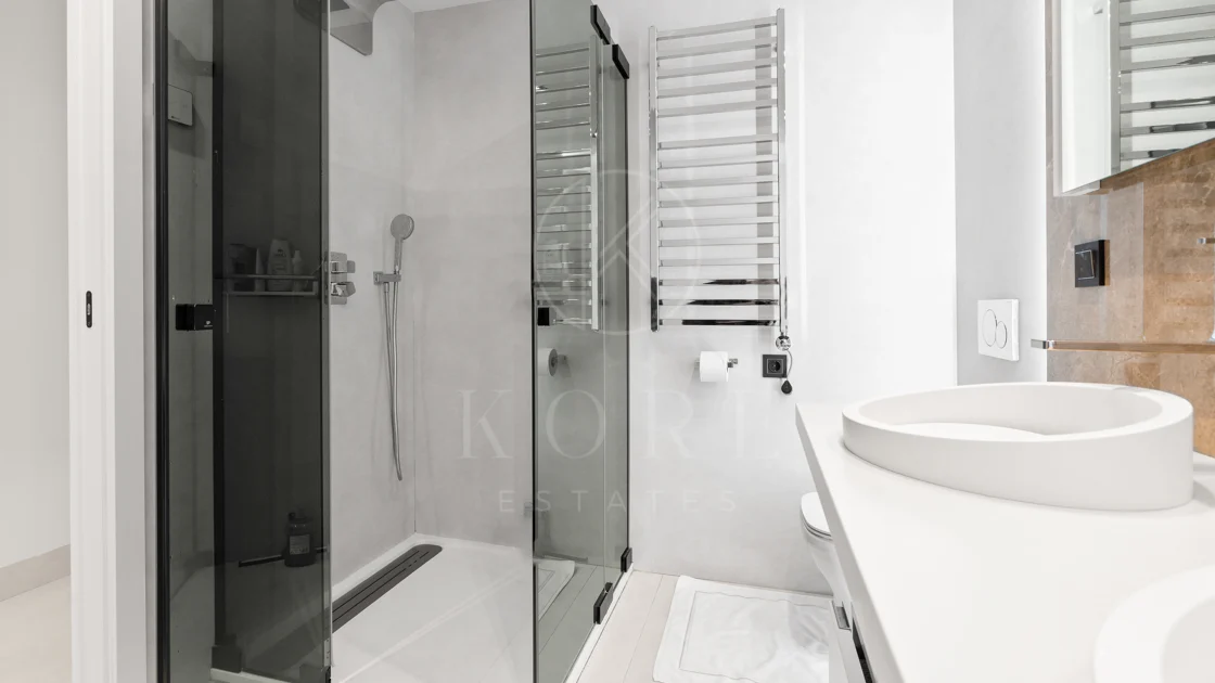 Impresionante Apartamento Totalmente Renovado de 4 Dormitorios en Playas del Duque – Puerto Banús