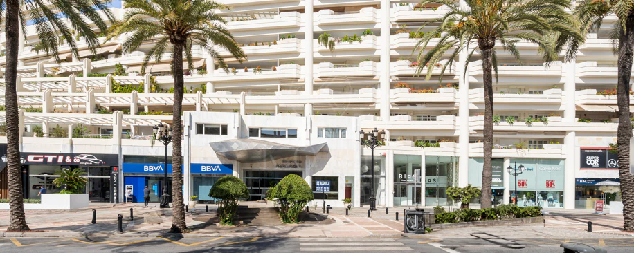 Impresionante Apartamento Totalmente Renovado de 4 Dormitorios en Playas del Duque – Puerto Banús