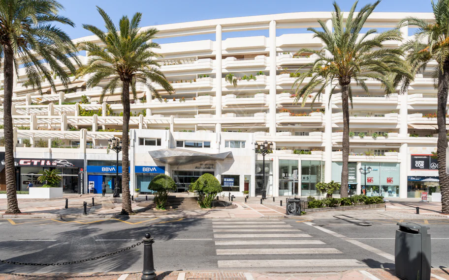 Impresionante Apartamento Totalmente Renovado de 4 Dormitorios en Playas del Duque – Puerto Banús