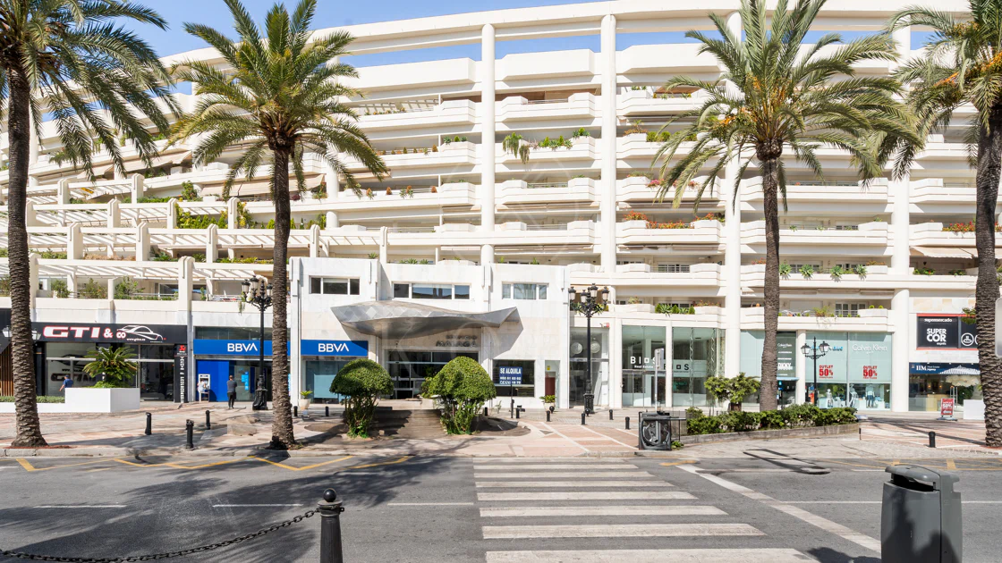 Impresionante Apartamento Totalmente Renovado de 4 Dormitorios en Playas del Duque – Puerto Banús