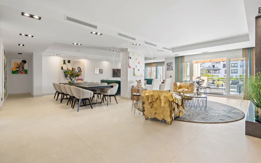 Impresionante Apartamento Totalmente Renovado de 4 Dormitorios en Playas del Duque – Puerto Banús