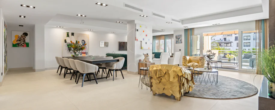 Impresionante Apartamento Totalmente Renovado de 4 Dormitorios en Playas del Duque – Puerto Banús
