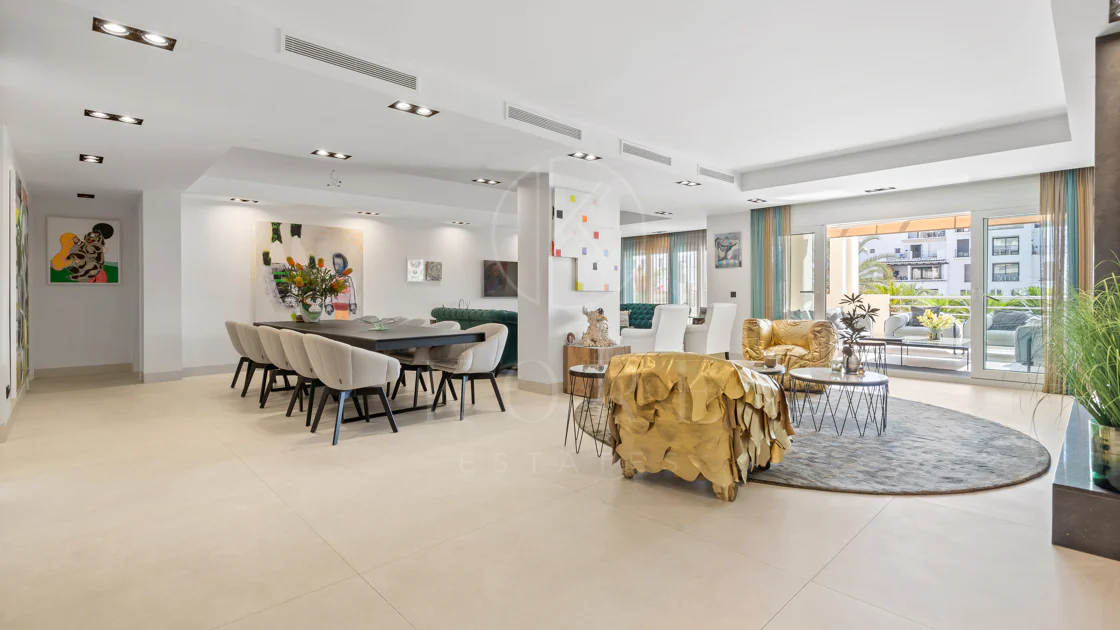 Impresionante Apartamento Totalmente Renovado de 4 Dormitorios en Playas del Duque – Puerto Banús