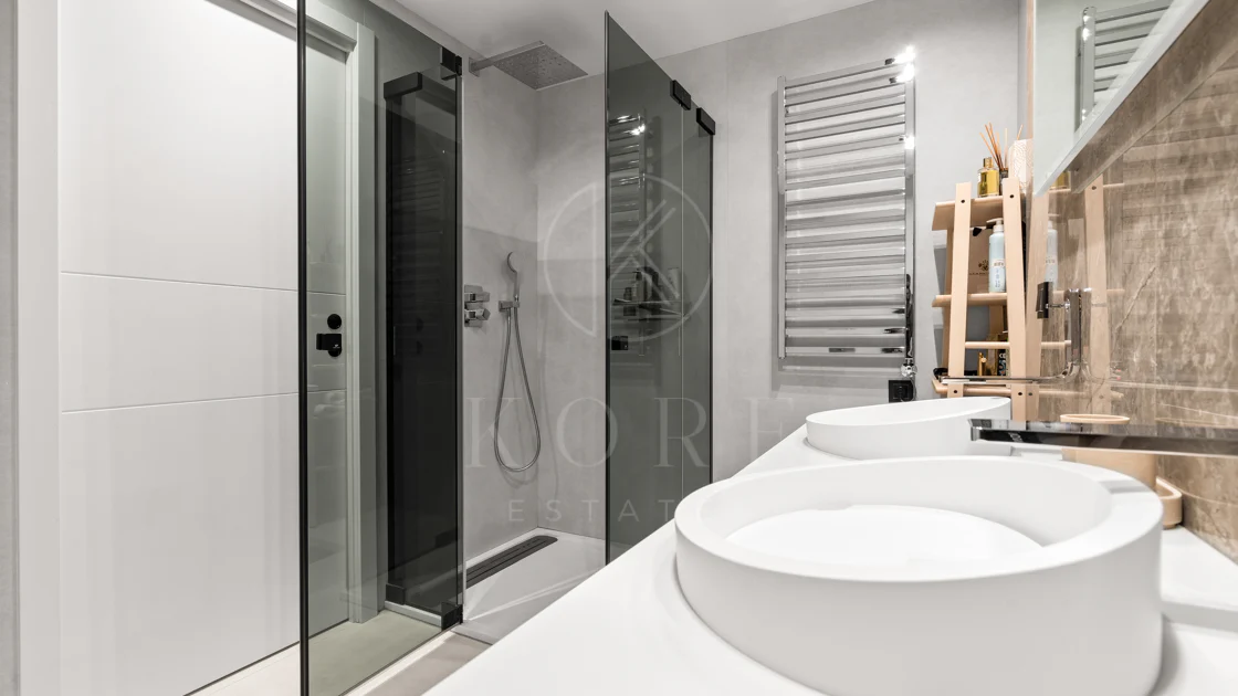 Impresionante Apartamento Totalmente Renovado de 4 Dormitorios en Playas del Duque – Puerto Banús