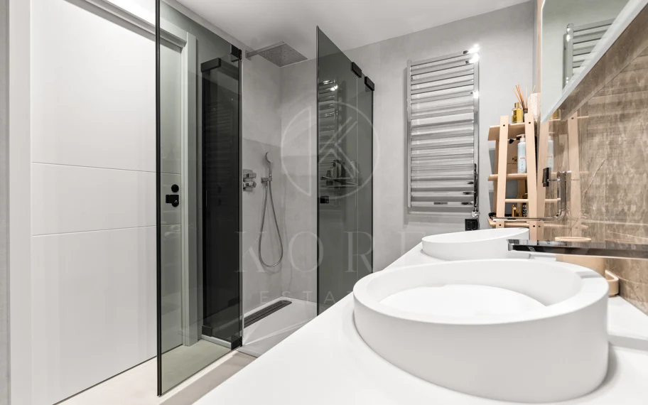 Impresionante Apartamento Totalmente Renovado de 4 Dormitorios en Playas del Duque – Puerto Banús