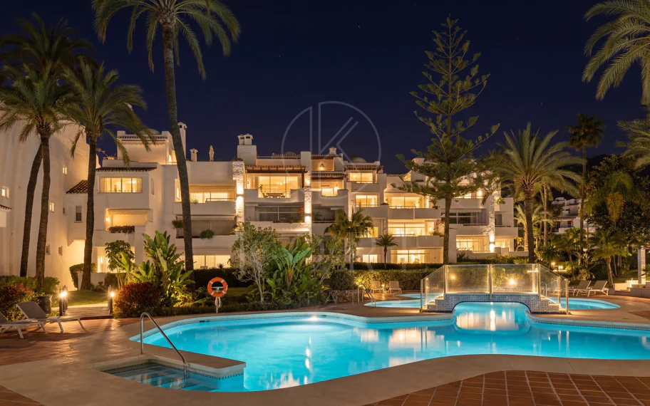 Ático exclusivo en primera línea de playa con orientación sur - Alhambra del Mar