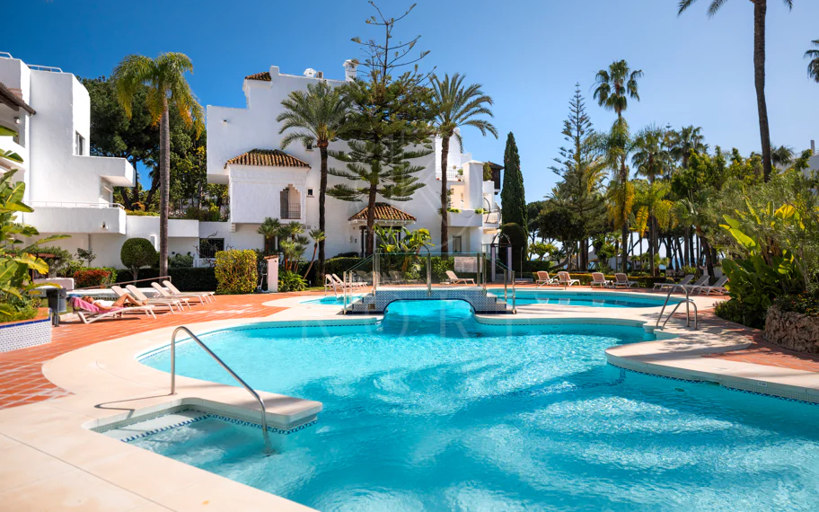 Ático exclusivo en primera línea de playa con orientación sur - Alhambra del Mar