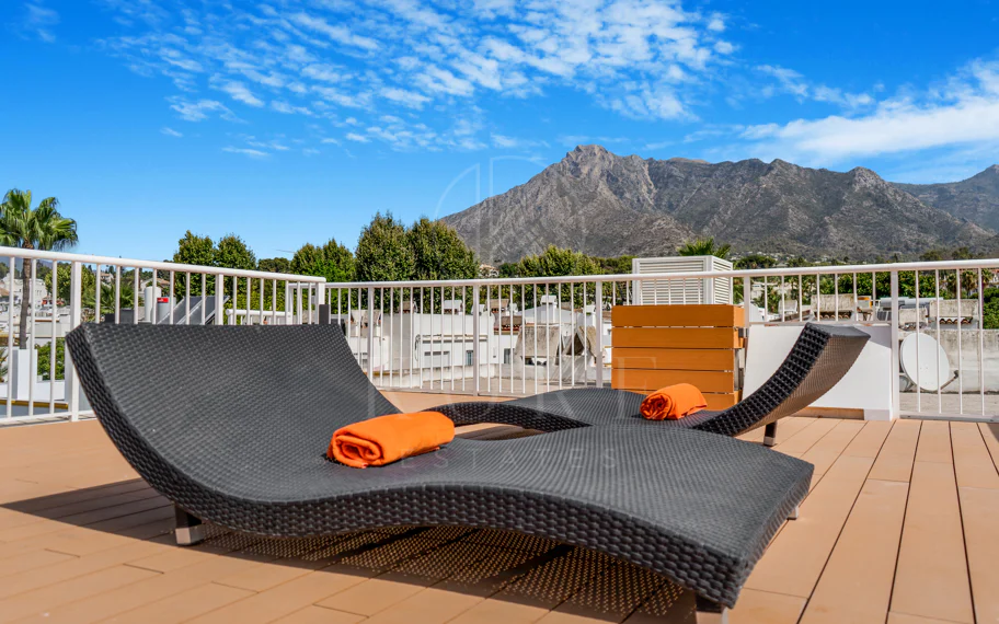 Hermosa playa de primera línea, casa de cuatro dormitorios en la prestigiosa comunidad de Marbellamar, en Marbella Milla de Oro