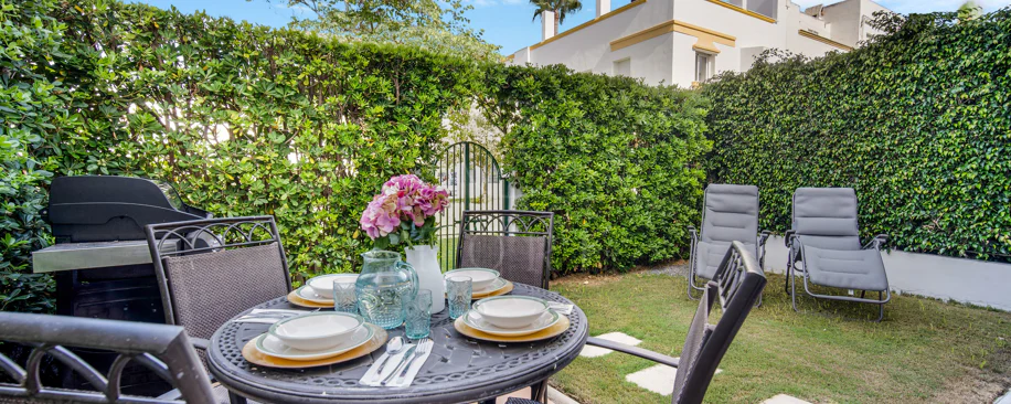 Hermosa playa de primera línea, casa de cuatro dormitorios en la prestigiosa comunidad de Marbellamar, en Marbella Milla de Oro