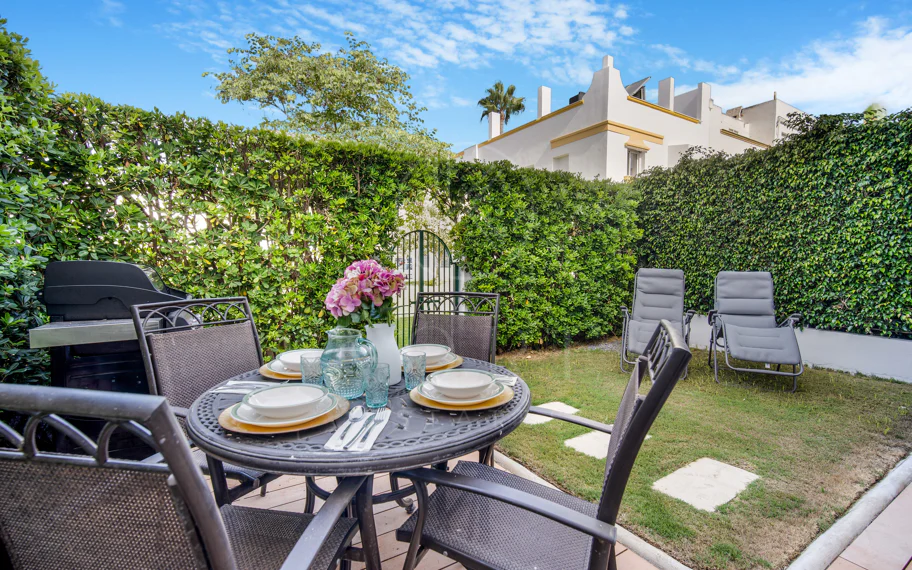 Hermosa playa de primera línea, casa de cuatro dormitorios en la prestigiosa comunidad de Marbellamar, en Marbella Milla de Oro