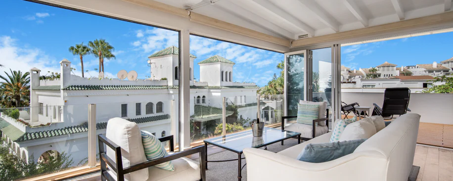 Hermosa playa de primera línea, casa de cuatro dormitorios en la prestigiosa comunidad de Marbellamar, en Marbella Milla de Oro