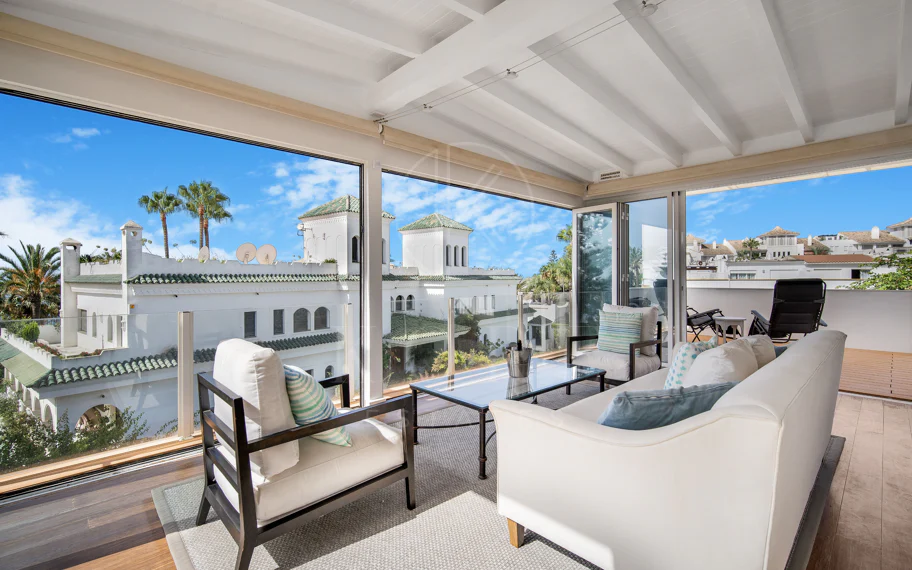 Hermosa playa de primera línea, casa de cuatro dormitorios en la prestigiosa comunidad de Marbellamar, en Marbella Milla de Oro