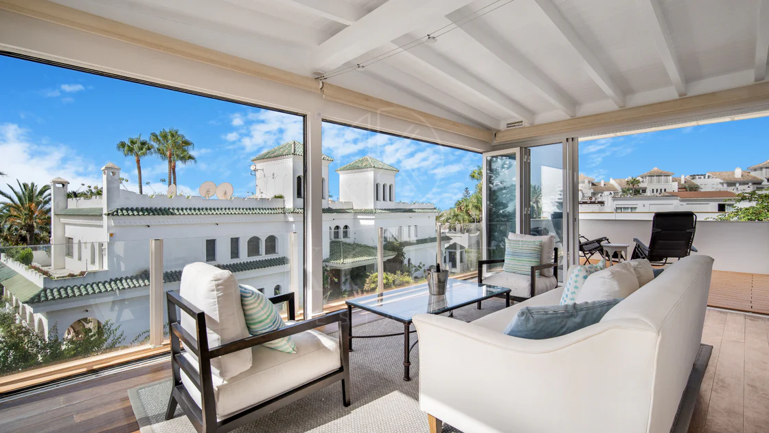 Hermosa playa de primera línea, casa de cuatro dormitorios en la prestigiosa comunidad de Marbellamar, en Marbella Milla de Oro