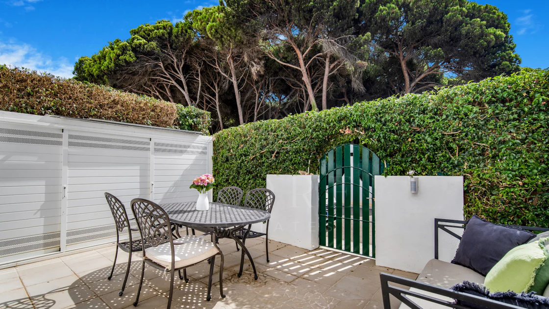 Hermosa playa de primera línea, casa de cuatro dormitorios en la prestigiosa comunidad de Marbellamar, en Marbella Milla de Oro
