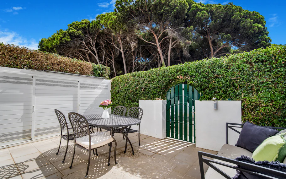 Hermosa playa de primera línea, casa de cuatro dormitorios en la prestigiosa comunidad de Marbellamar, en Marbella Milla de Oro