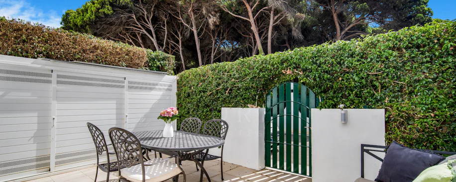 Hermosa playa de primera línea, casa de cuatro dormitorios en la prestigiosa comunidad de Marbellamar, en Marbella Milla de Oro